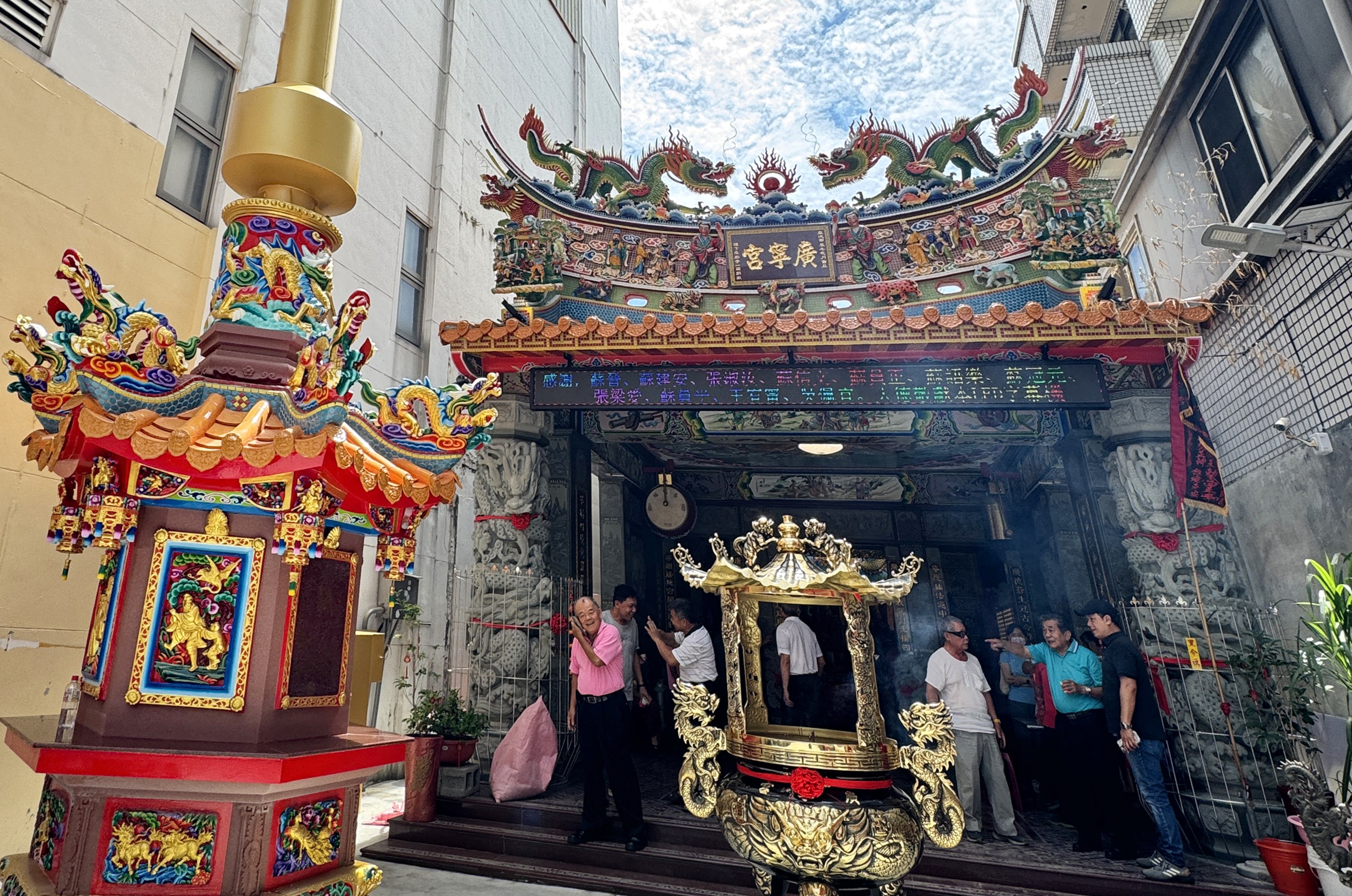 嘉邑東區廣寧宮／金爐上方環保設備／神爐的環保設備 （符合政府節能減碳廟寺管理法規）