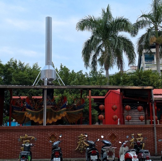 新莊福泰宮道路拓寬前的金爐樣貌（既有的傳統磚造金爐加裝環保設備）／神爐企業監製／金屬爐SU304