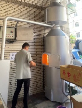 環保金爐／兩座銀色金爐／在爐旁人的比例