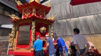 高雄大寮三龍堂的環保金爐啟用／信眾們進行燒金中