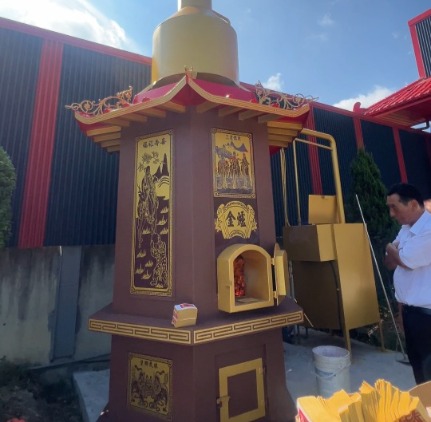 廟斜對面的環保金爐／傳統五金飾材點綴／廟牌