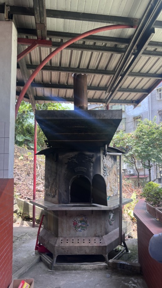 石公王福神宮(沒有環保作用的)舊金屬爐,已淘汰!