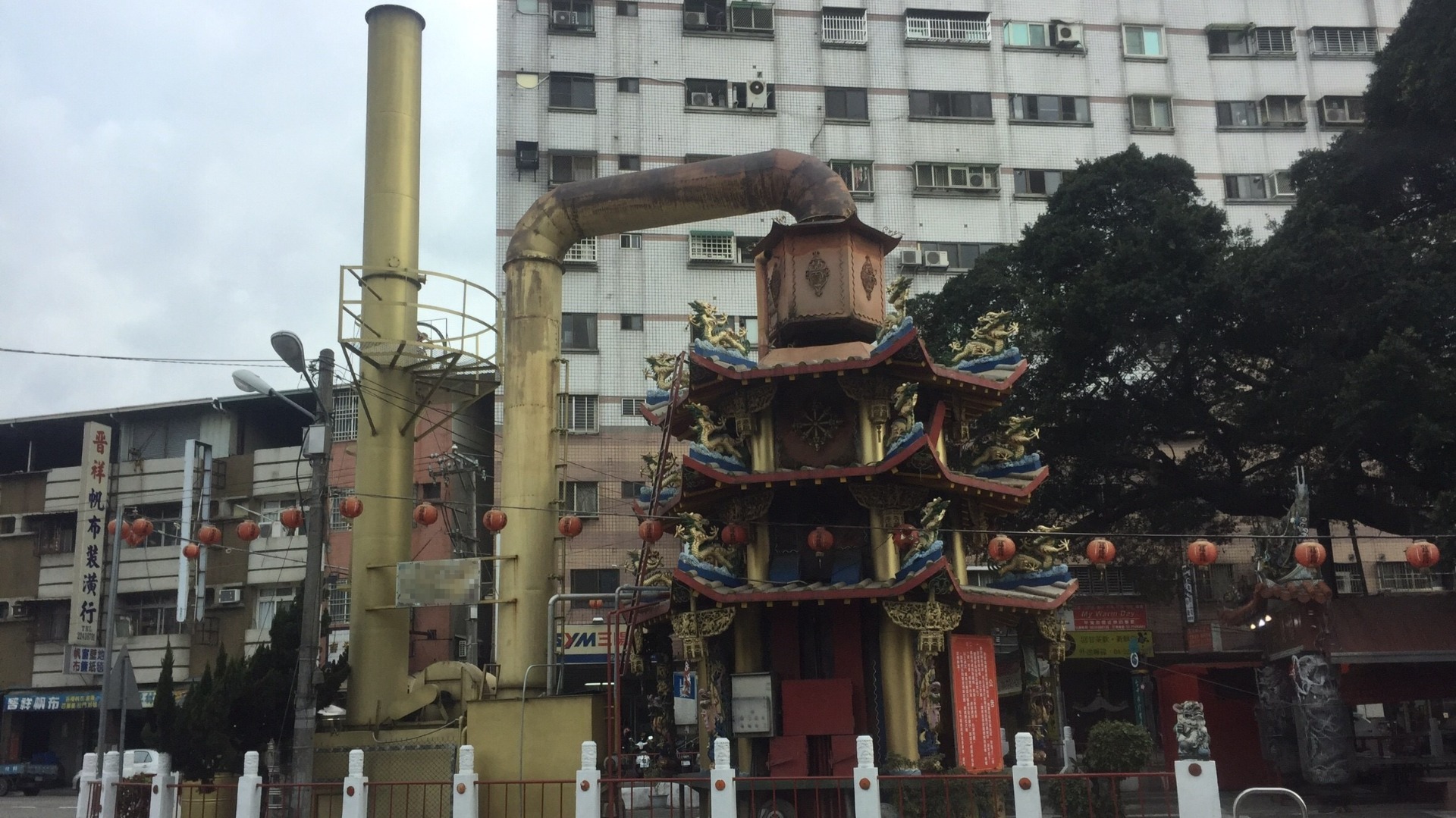 同業製造的工業型(一大串彎管)環保設備，非常佔廟地空間外，不美觀