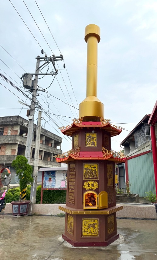 芬園鄉貓羅坑石頭公福德祠的環保金爐燒金狀況火力十足