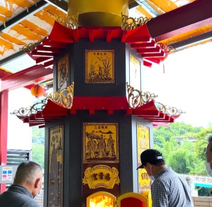 廟斜對面的環保金爐/傳統五金飾材點綴/廟牌