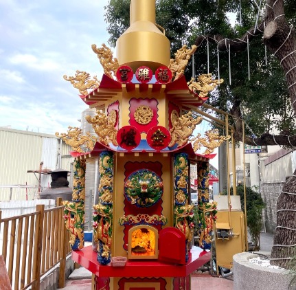 民宅旁的環保金爐/金屬爐SU304/3對龍柱