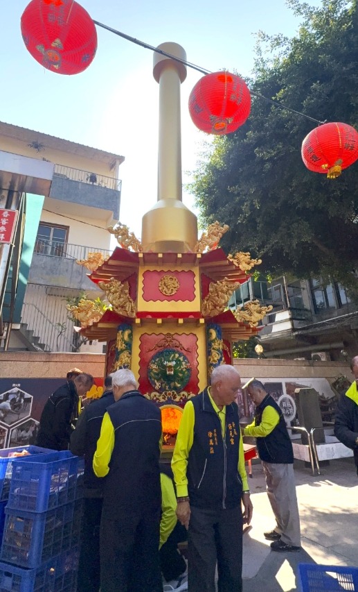 新莊保元宮環保金爐燒金狀況火力十足